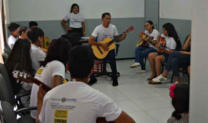 Oficina de Musicoterapia 'Emoção, Corpo e Alegria' é ofertada no Caps e no Cero, em Porto Velho