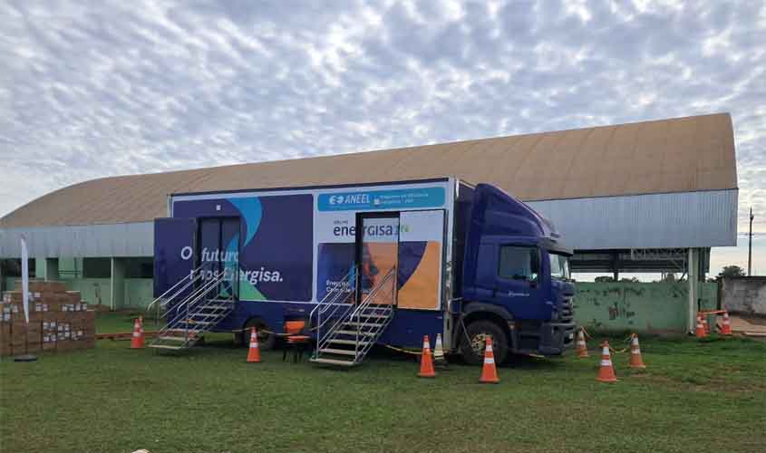 Caminhão itinerante leva educação e diversão para crianças