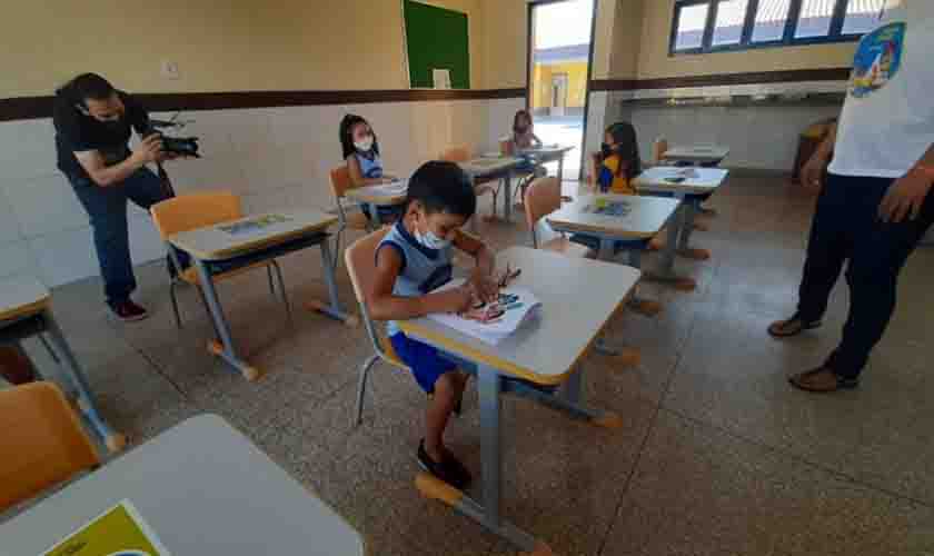 Professores e alunos simulam volta às aulas em Porto Velho