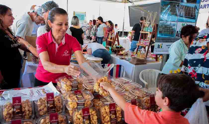 Exposição de produtos de agroindústrias volta para o estacionamento do Palácio Rio Madeira