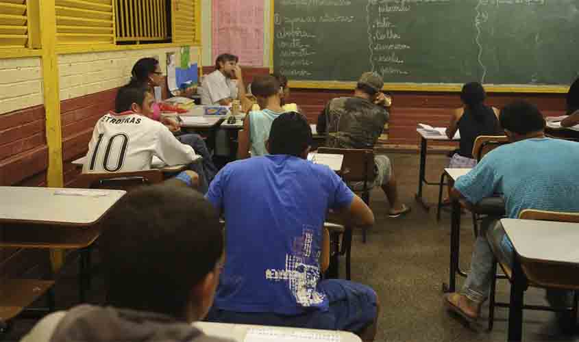 MEC cria programa de apoio a escolas públicas com aulas noturnas