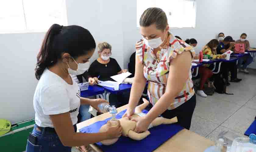Enfermeiros e técnicos participam de curso de Reanimação Cardiopulmonar