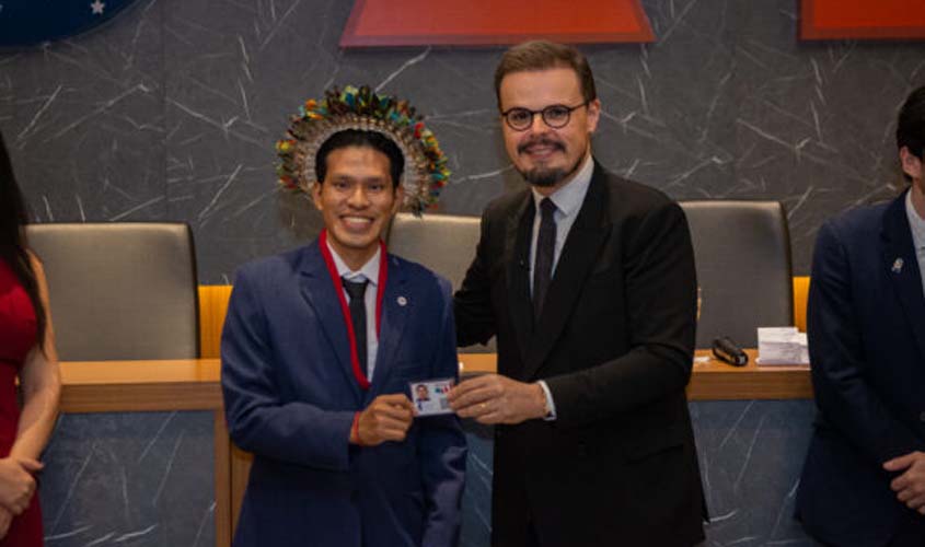 Jovem Paiter Suruí recebe carteira da OAB em Cacoal