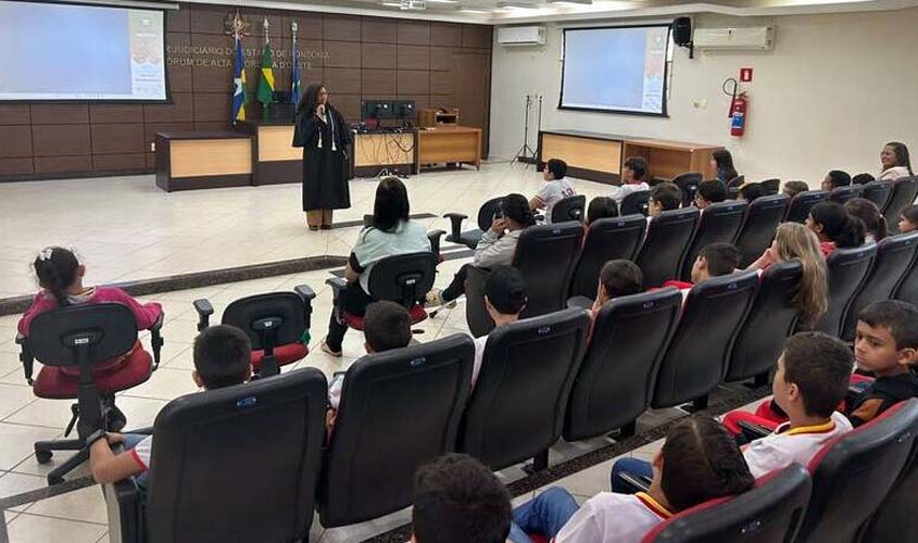 Alunos de Alta Floresta visitam Fórum e conhecem a Justiça
