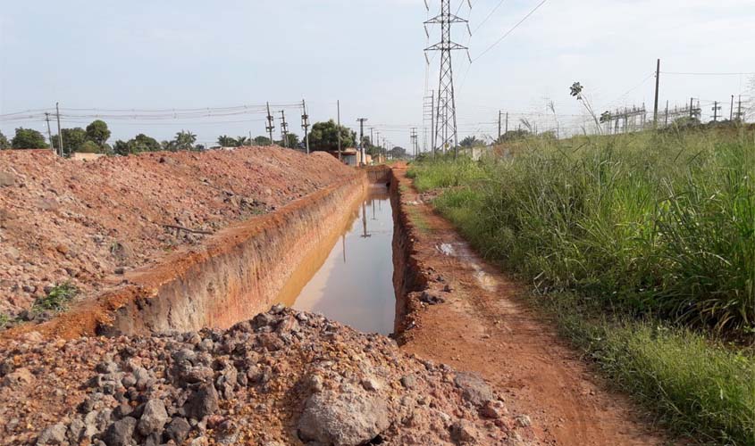 Prefeitura inicia obra de drenagem para asfaltar a rua Raimundo Cantuária