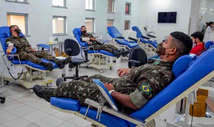 Mães de crianças com doenças hereditárias comemoram doação de sangue por militares e servidores da Setur