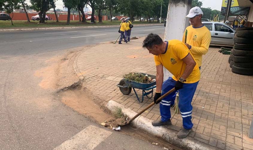 Serviços de limpeza são realizados diariamente em diversos pontos de Porto Velho