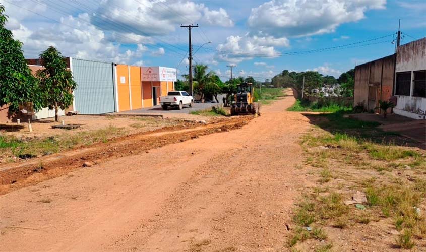 Prefeito Affonso Cândido garante acesso com patrolamento no Alto Alegre
