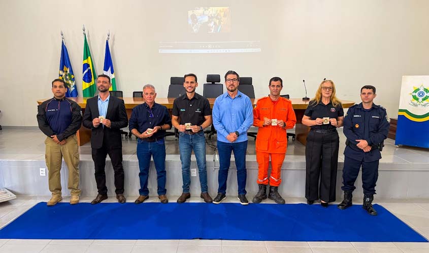 Affonso Cândido recebe medalha pelos 20 anos do Ciop