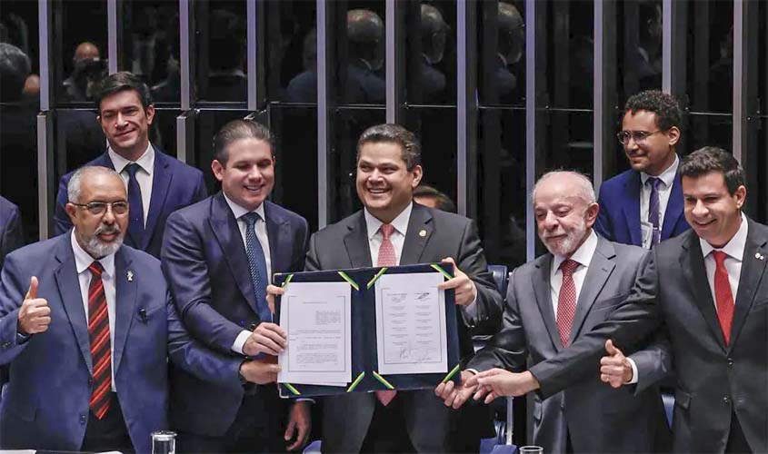 Alcolumbre homenageia Paim em debate sobre escala 6x1