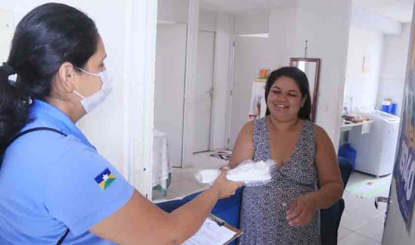 Famílias do residencial Orgulho do Madeira recebem máscaras de proteção durante levantamento socioeconômico