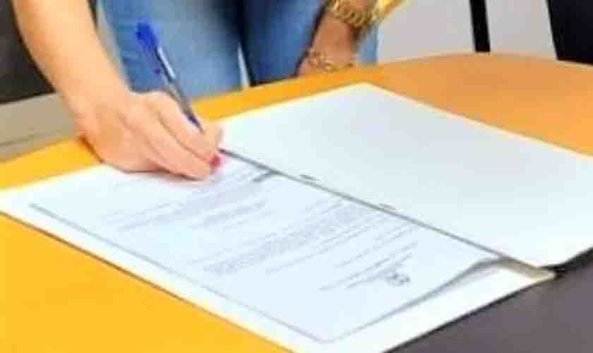 Prefeita sanciona lei que autoriza pagamento retroativo do piso nacional para profissionais do magistério