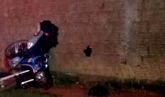 Jovem motociclista perde a vida após bater contra muro de condomínio na capital, abrindo um buraco na parede