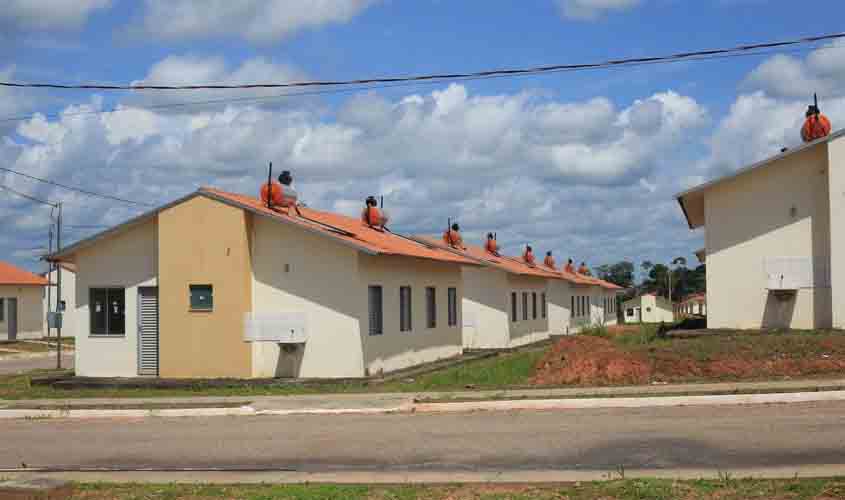 Governo de Rondônia prestigia entrega de novas moradias a 600 famílias carentes