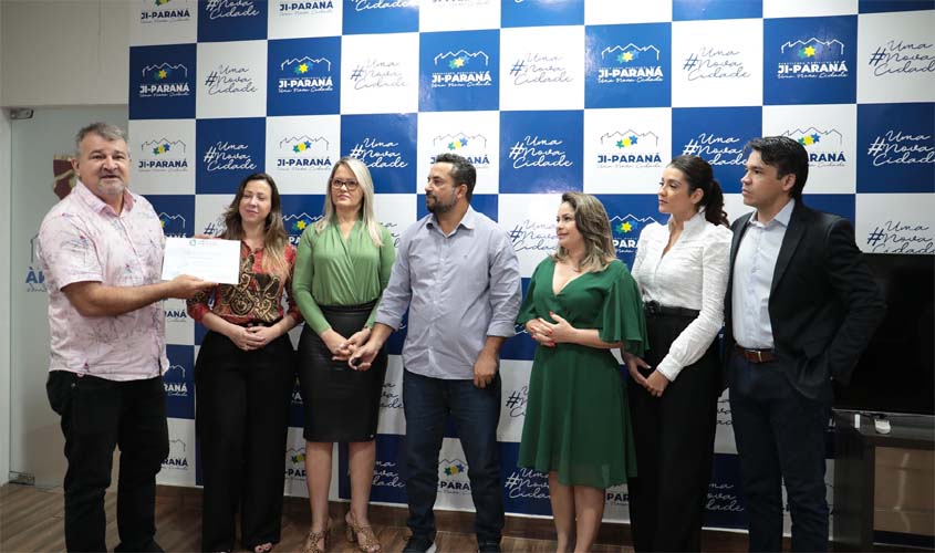 Prefeito Isaú recebe Selo Município Amigo da Família