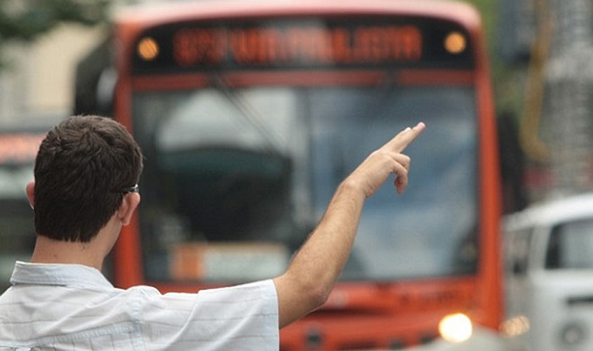 Motorista de ônibus que excedia velocidade por pressão de fiscais deve ser indenizado