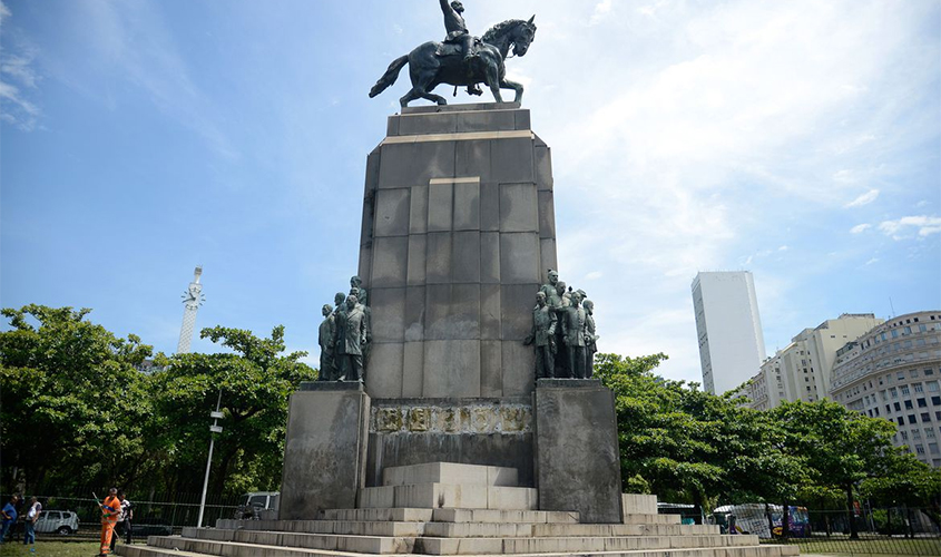 Estátua em monumento a Marechal Deodoro da Fonseca é furtada no Rio