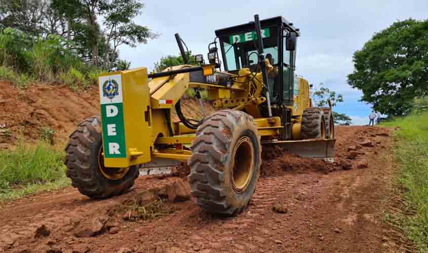 Serviços de encascalhamento e patrolamento são executados em trechos da RO-484