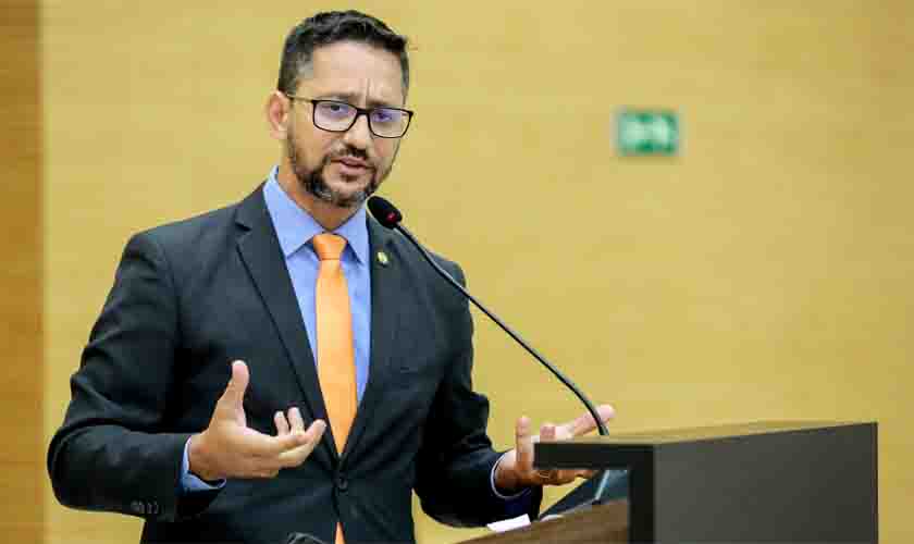 NA CONTA - Deputado Anderson Pereira atende pedido do vereador Romerito e destina recursos para melhorar a iluminação pública em Guajará-Mirim