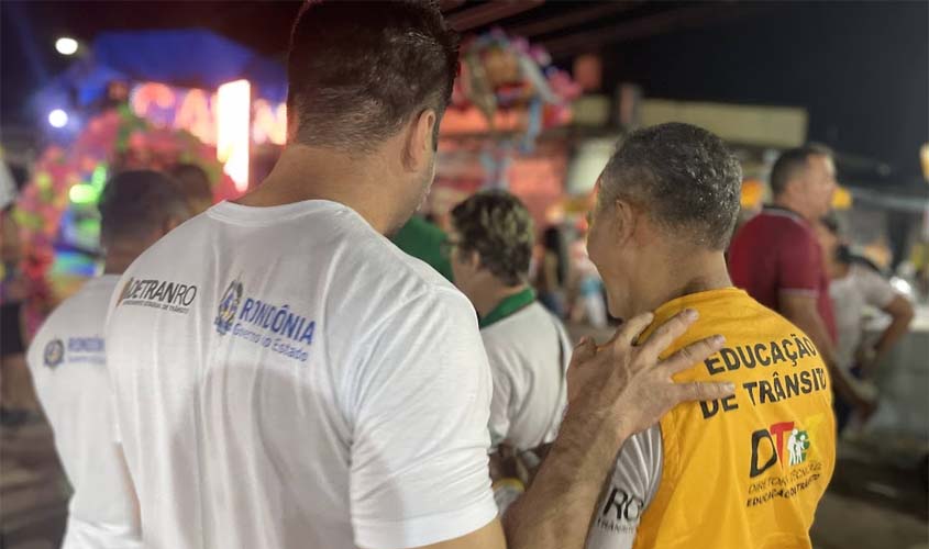 Educadores de Trânsito do Detran Rondônia orientam foliões sobre segurança no trânsito