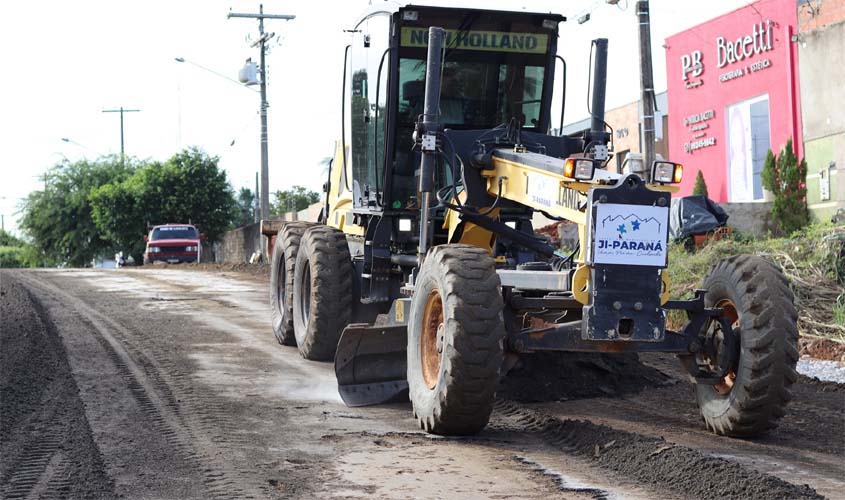 Prefeitura pavimenta ruas Padre Adolfo e Presidente Vargas 