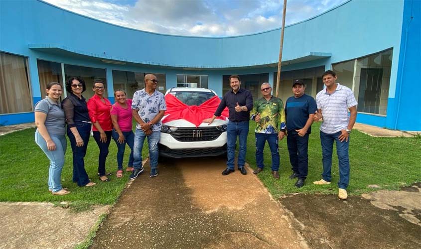 Deputado Alex Redano participa da entrega de veículo para a Educação em Rio Crespo