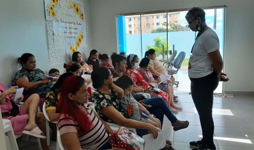 Mulheres do CRAS Fernando Rocha participam de encontro e debate