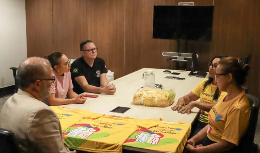 Reeducandos entregam camisas no Dia da Síndrome de Down