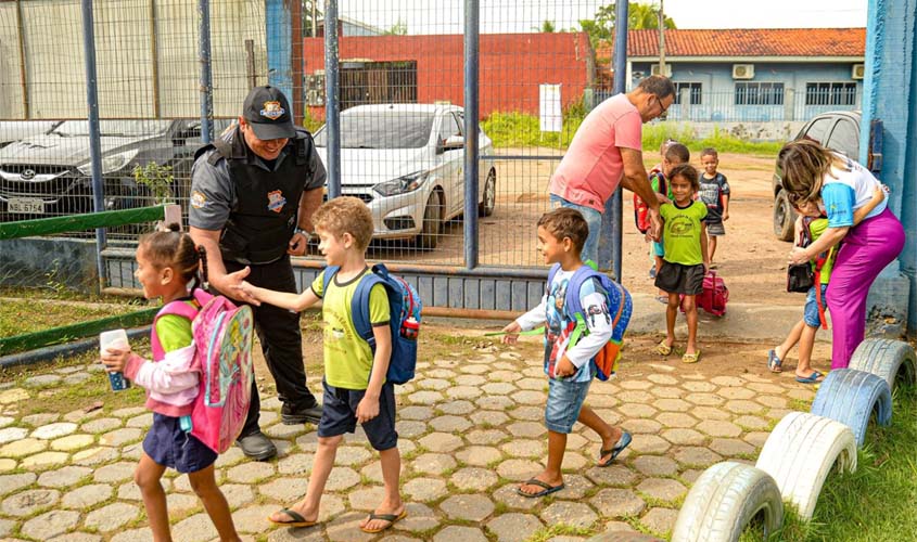 Escolas já estão funcionando com guarda presencial