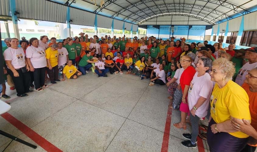 Rafaela do Batista entrega uniformes a idosos em Ariquemes