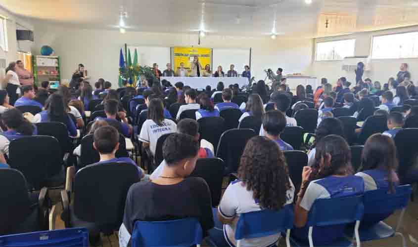 Escolas da Rede Pública Estadual recebem do Governo de RO tablets e chips de internet