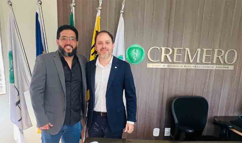 Cremero empossa novos membros para cargos na diretoria e regional