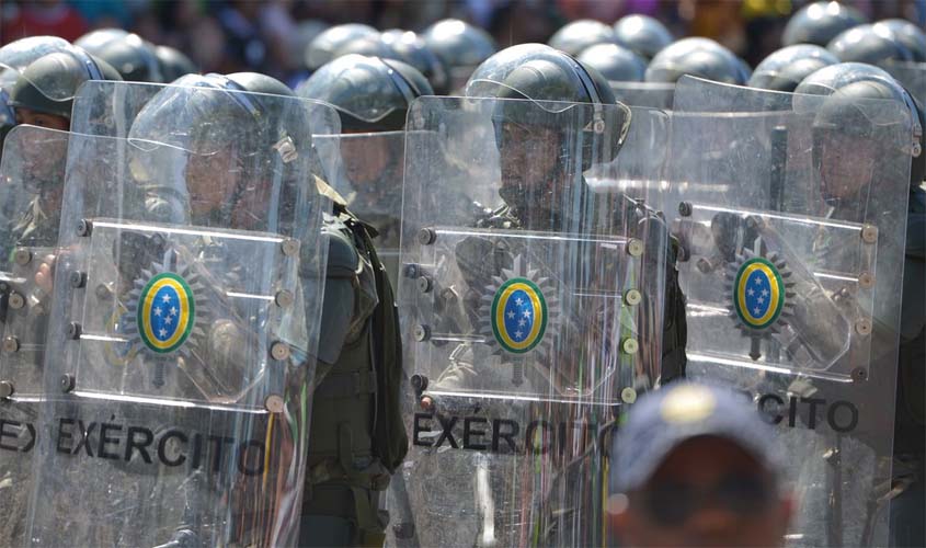 Lobby militar nos parlamentos fere democracia, alertam especialistas