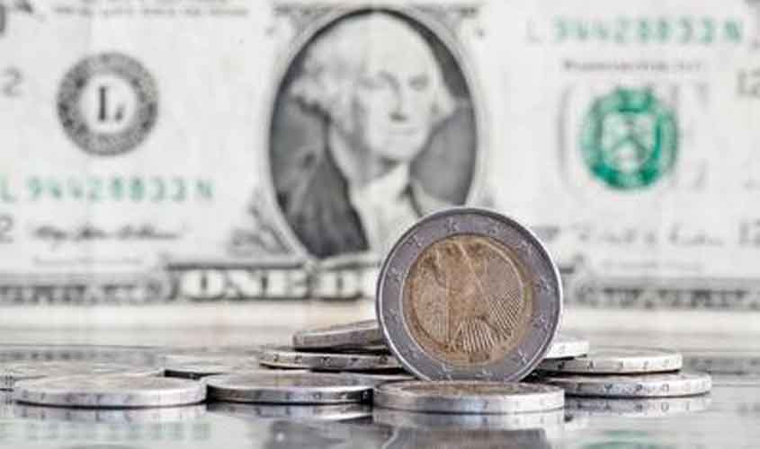 Dólar recua e fecha abaixo de R$ 5,50, com cenário externo e expectativas sobre Selic