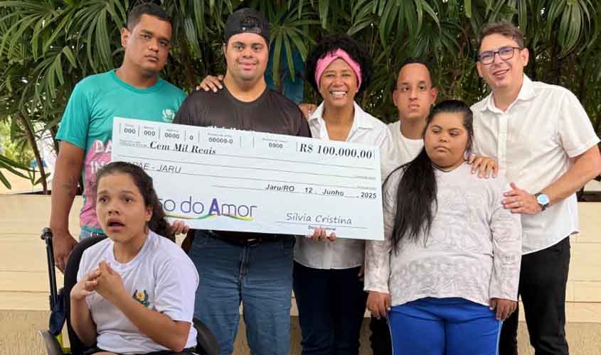 Deputada Sílvia Cristina participa da entrega de R$ 100 mil à Apae de Jaru
