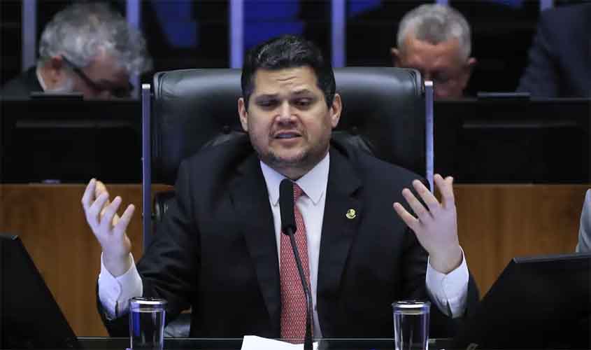 Alcolumbre lê requerimento que cria CPMI sobre fraudes no INSS