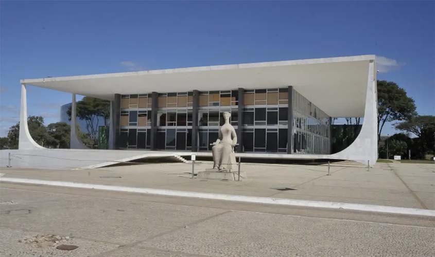 Bolsonaro diz ao STF que pode manter arma em casa