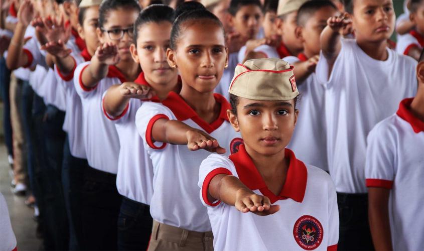 Governador assina decreto que garante militarização de escola em Ji-Paraná