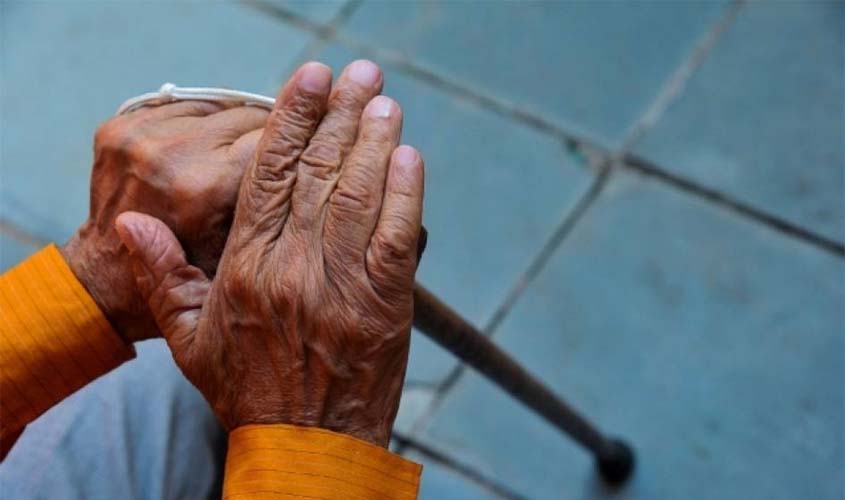 Para roubar botija de gás,  bandidos agridem homem de 77 anos que se comunica apenas por gestos