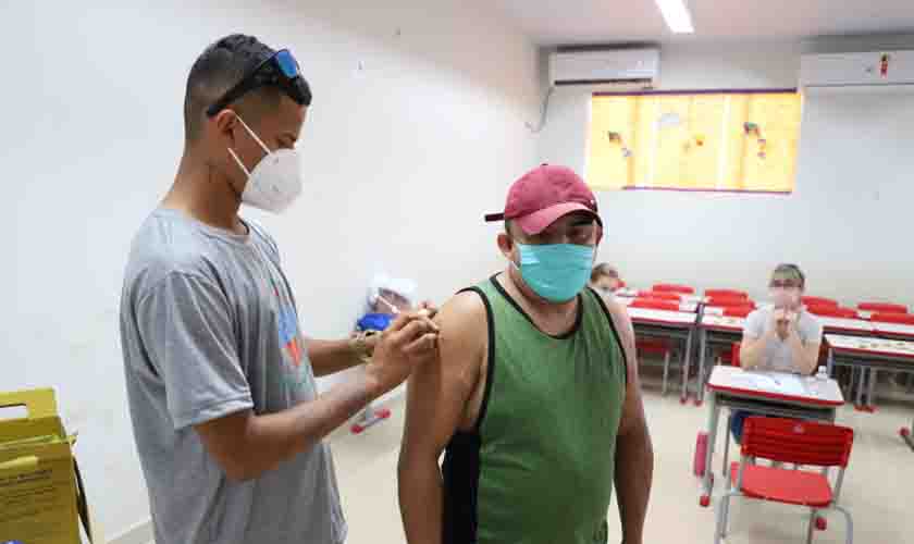 Moradores do Orgulho do Madeira são vacinados contra a Covid-19