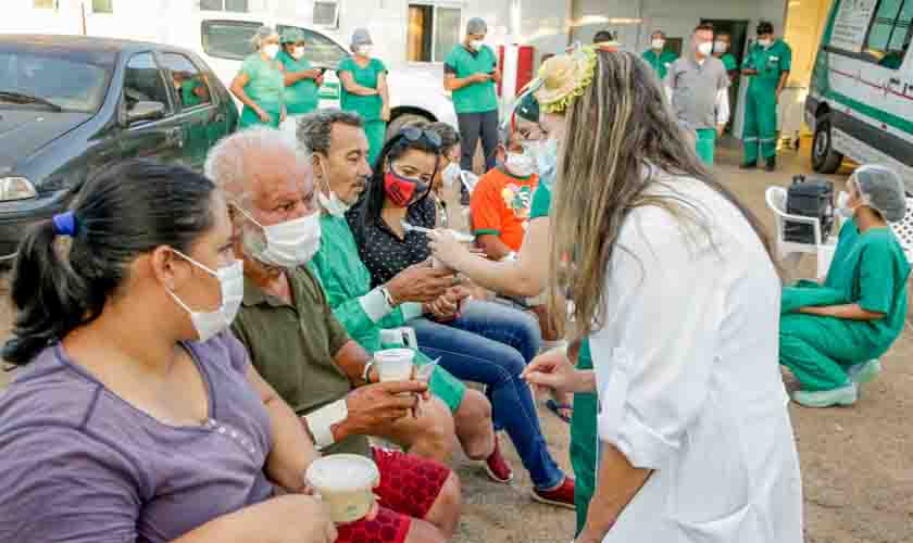 Pacientes em recuperação da covid-19 na Assistência Médica Intensiva, são surpreendidos com visita de familiares