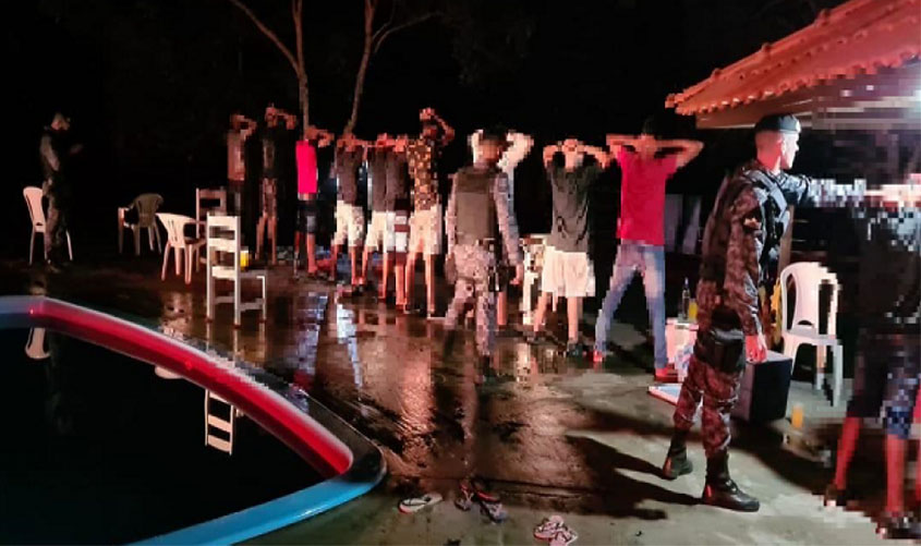 Polícia acaba com “Corona Fest” em chácara, onde adultos estavam dando bebidas e narguile a menores de idade