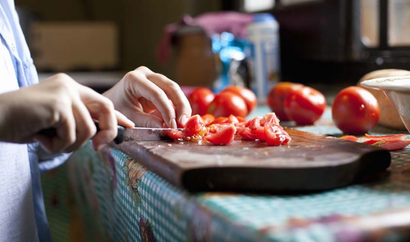 Cozinheira de restaurante tem direito a folga em domingos intercalados