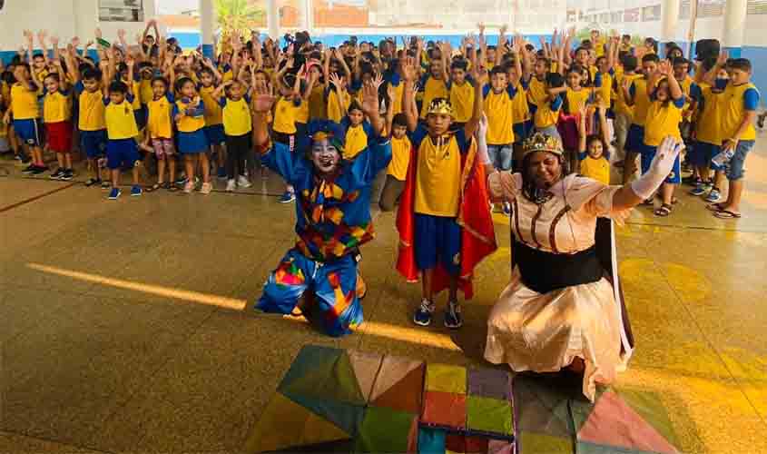 Escola Flamboyant recebe o teatro vai à escola