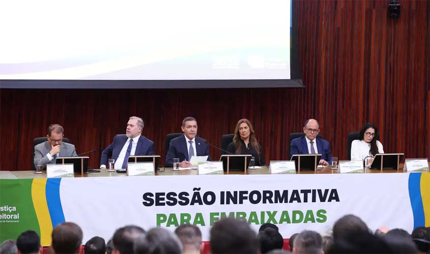 Presidente do TSE defende urna eletrônica a embaixadores
