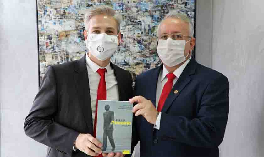 TJRO recebe livro Regras de Mandela, escrito por juiz de Rondônia