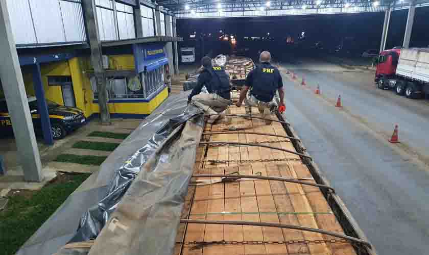 Em aproximadamente 10 minutos, PRF identifica mais de 100 m³ de madeira sendo transportada de maneira irregular, na cidade de Ariquemes