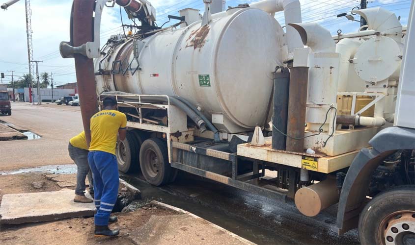 Manutenção desobstrui bocas de lobo e melhora drenagem