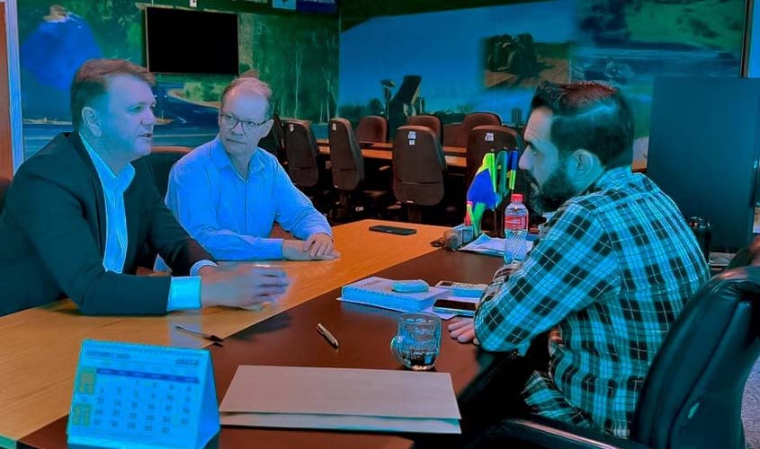 Colorado do Oeste recupera 22 ruas com apoio de Goebel