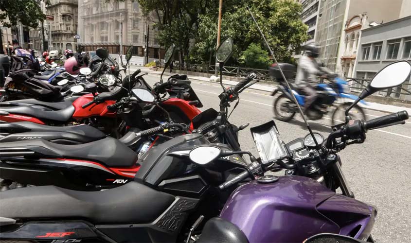 Trabalhador de app ganha mais, mas trabalha mais